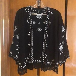 Forever 21 Kimono Black with White Embroidery Size Small